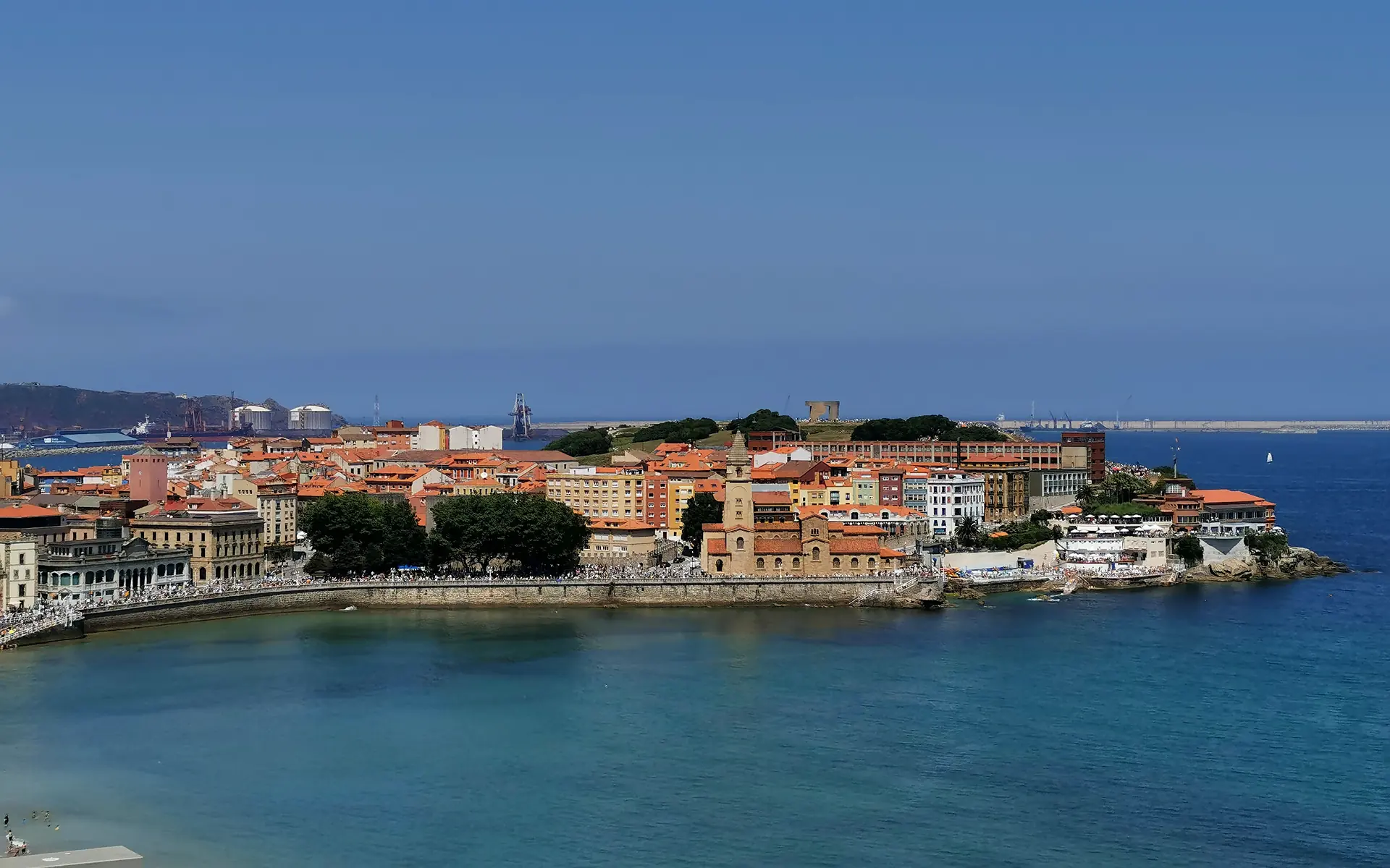 Vista de Cimadevilla y el cerro de Santa Catalina junto al mar Cantábrico, en Gijón