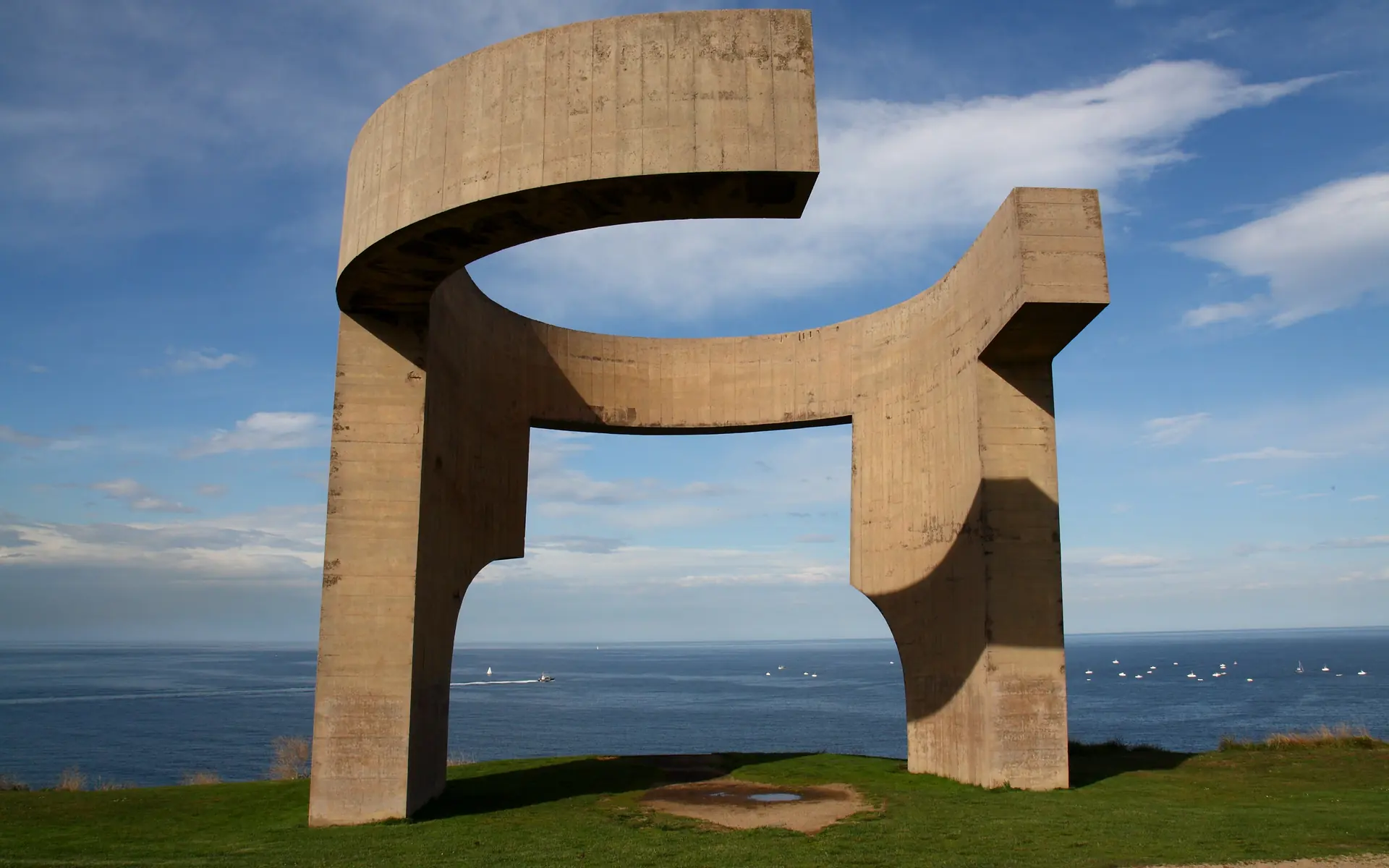 Escultura «Elogio del Horizonte» de Eduardo Chillida en el cerro de Santa Catalina, frente al mar