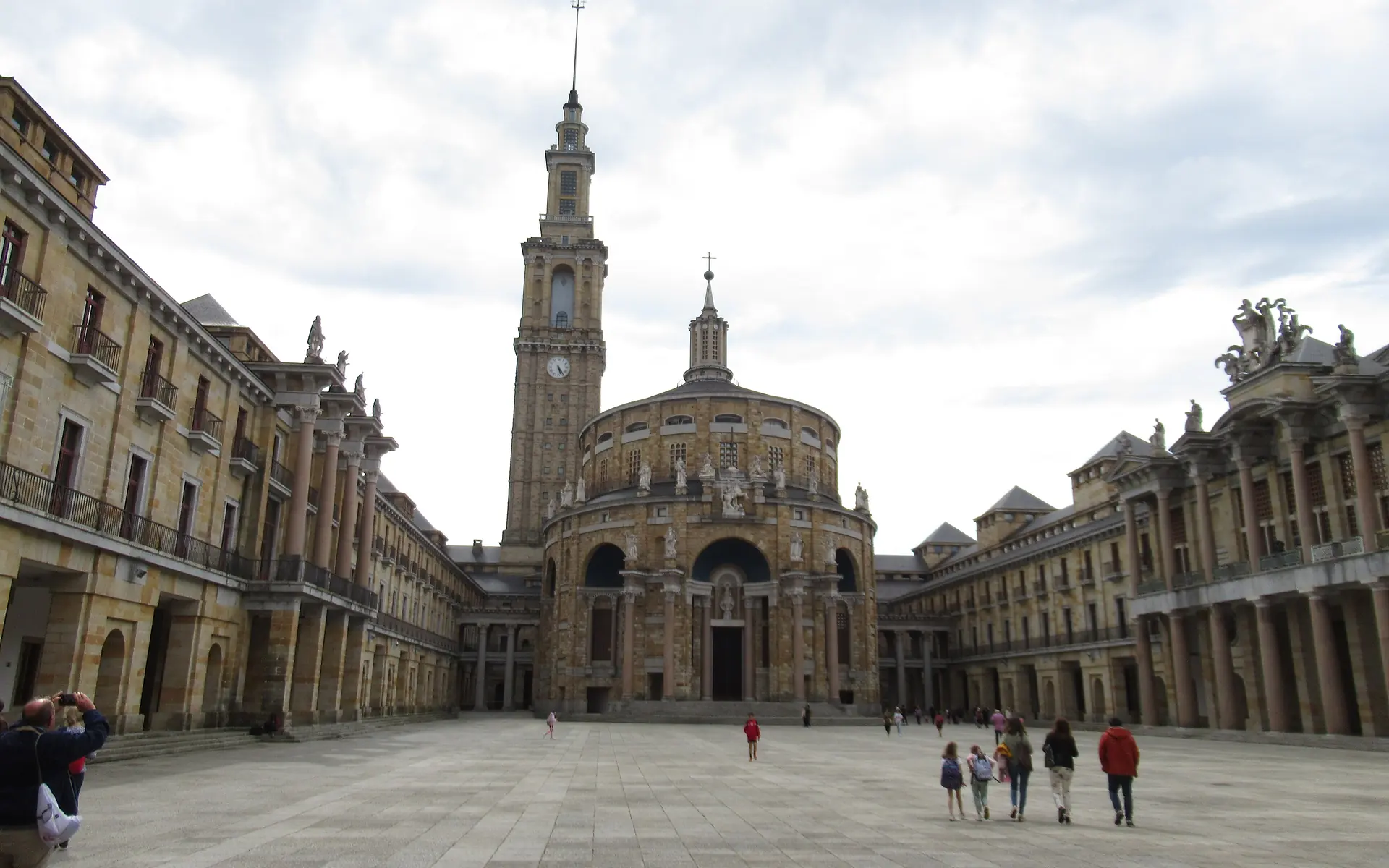 Plaza y torre de la Universidad Laboral de Gijón