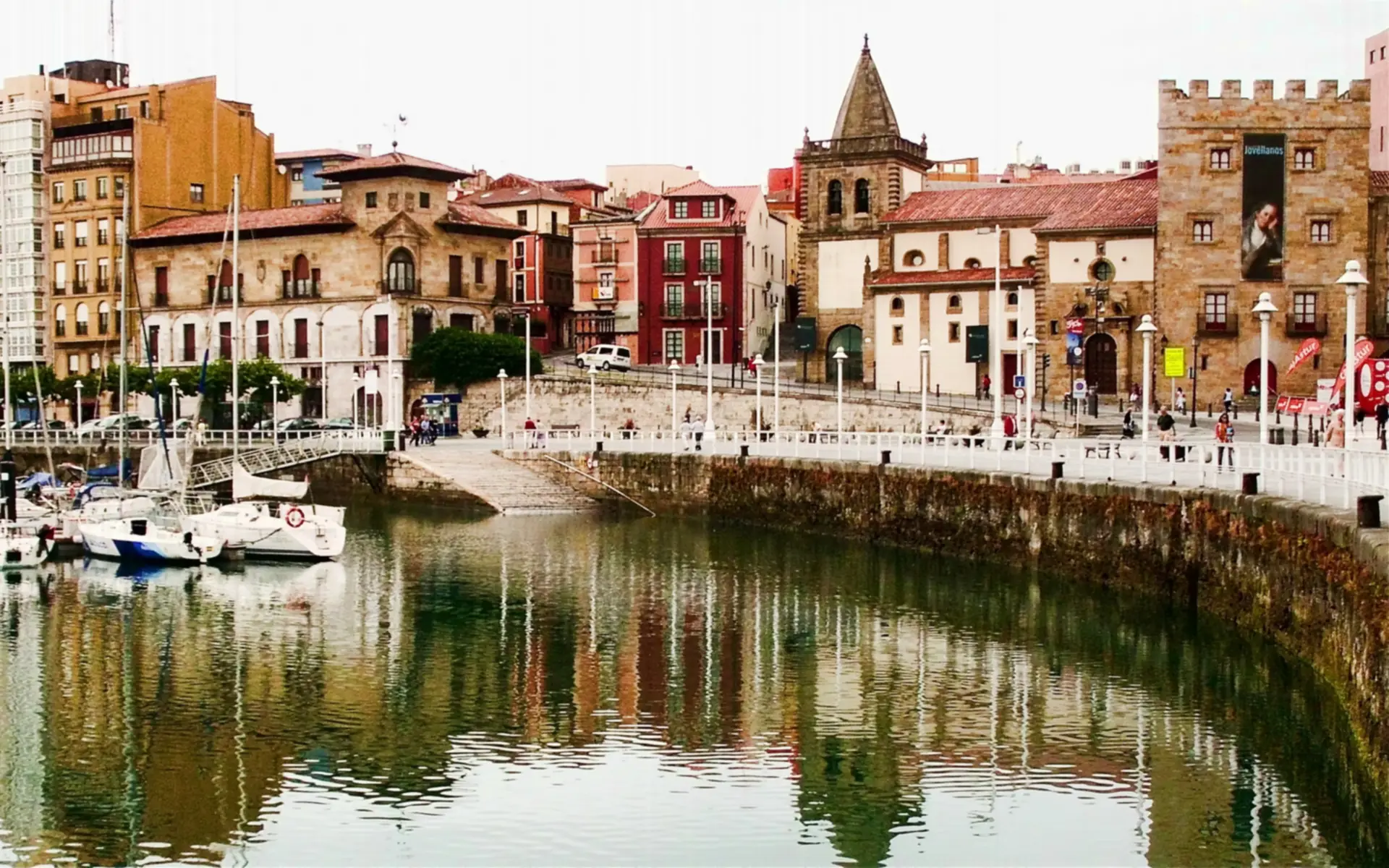 Puerto deportivo de Gijón con las casas de colores de Cimadevilla reflejadas en el agua
