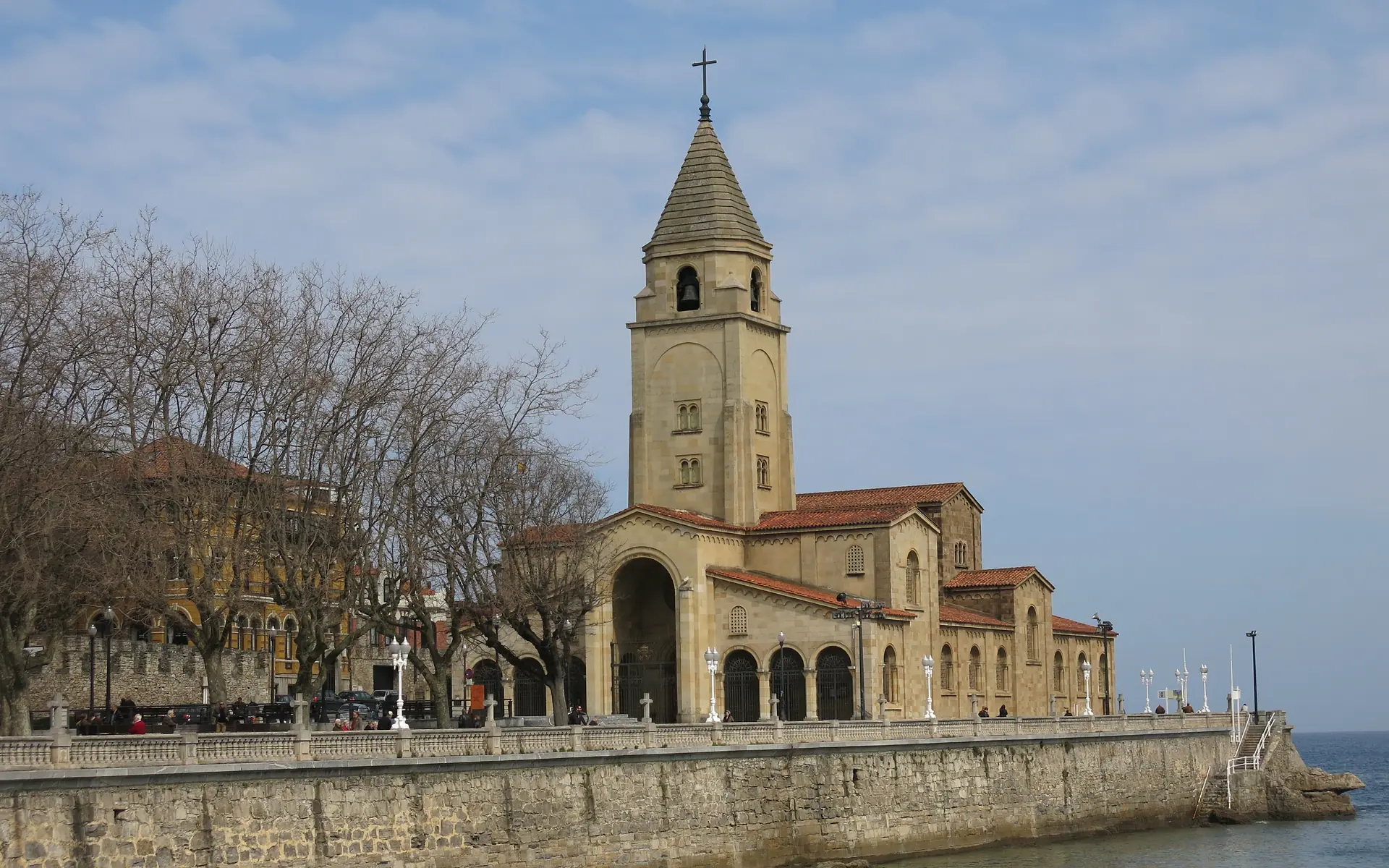 Iglesia de San Pedro junto al paseo marítimo de Gijón